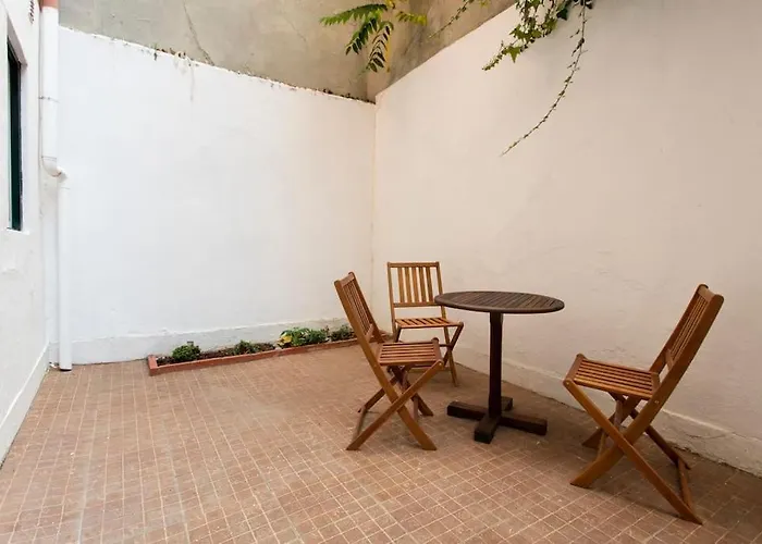 Charm @ The Very Heart Of Лісабон